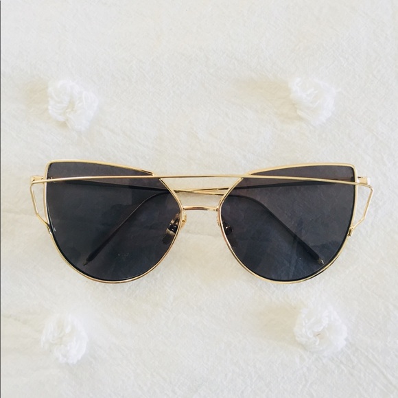 Modern Cat Eye Sunglasses - Picture 4 of 5